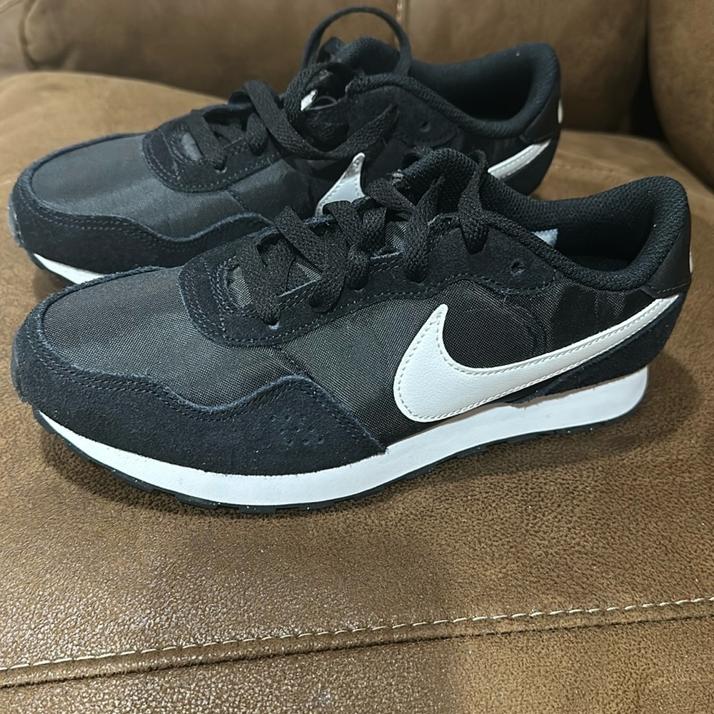 Boys Nike MD Valiant GS size 5Y new in box.